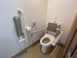 手すり付きの便器