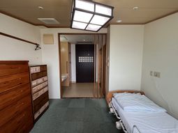 明るい個室の居室