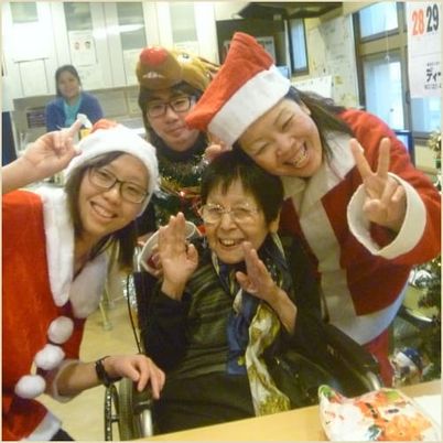 笑顔の職員と来訪者