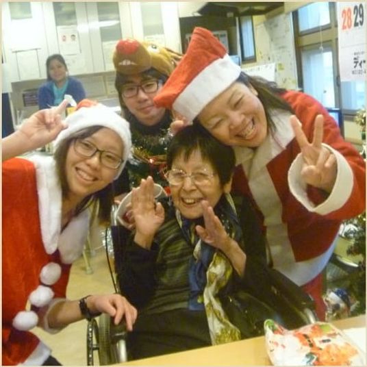 笑顔の職員と来訪者