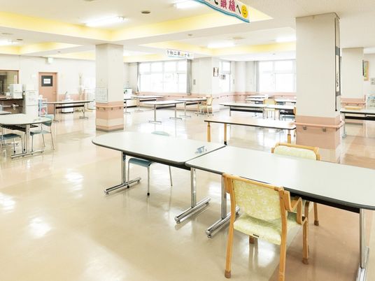 明るい食堂の広い空間  