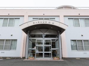 老人保健施設の正面玄関  