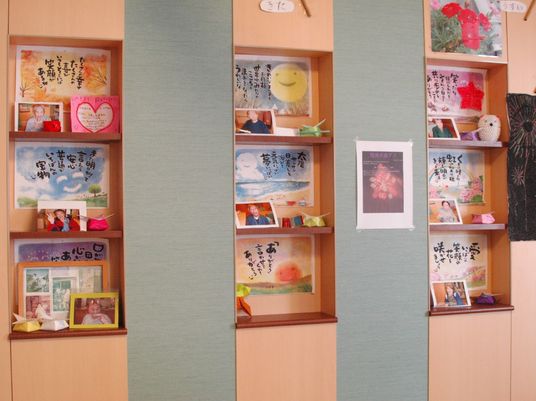 壁掛けカラフル掲示物