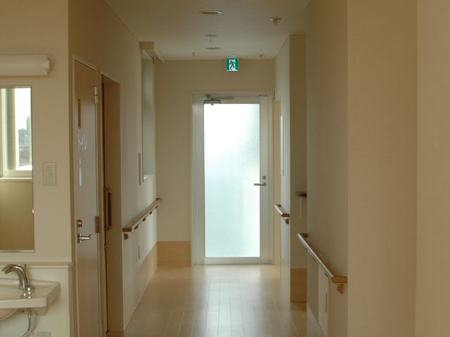 明るく清潔な廊下 廊下 手すり完備の廊下は余裕のある幅で、安全に配慮された設計です。清潔感のあふれる光が差し込む空間で、快適な勤務が見込めます。