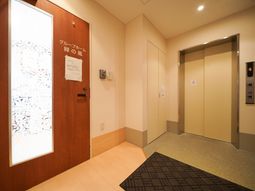 廊下の角にあるエレベーター