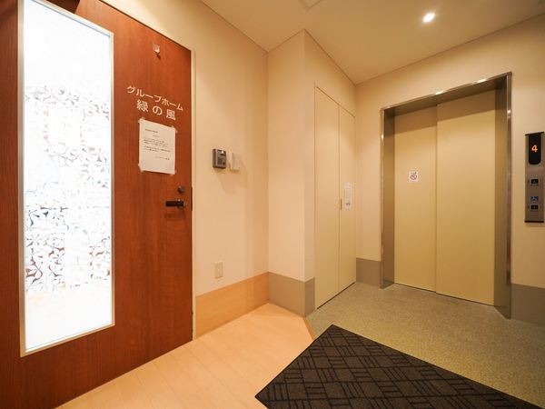 廊下の角にあるエレベーター