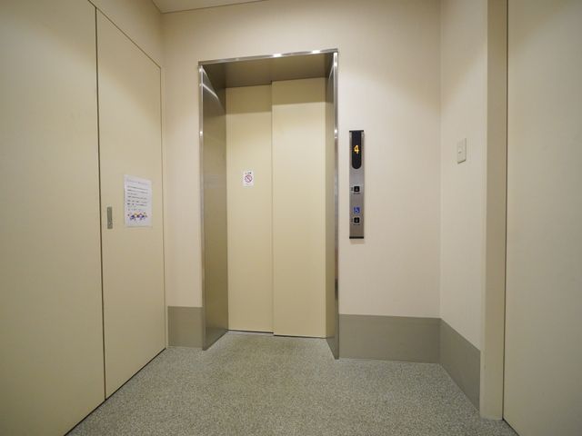清潔なエレベーター前面 エレベーター スムーズな移動を支援するエレベーターは、ご利用者の快適な日常生活に寄与しています。明るく清潔な周辺環境が保たれております。