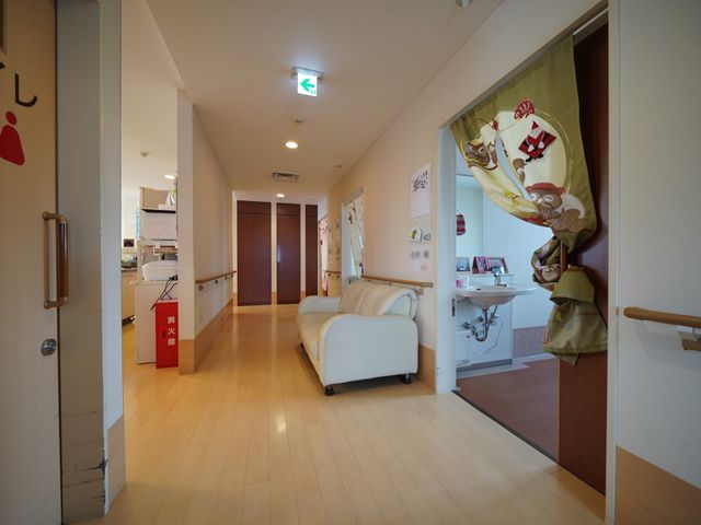 廊下に設置された待合い席 通路 ゆったりとした空間の廊下には、待合いに最適なソファが設置されており、快適な待ち時間を過ごすことができます。
