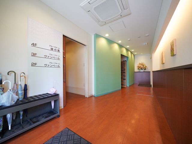 清潔感のあるエントランス 通路 ゆったりとした空間のエントランスには、階層を示す案内板が設置され、訪れる人々を温かく迎えています。適切な温度に保たれた居心地の良いこの場所で、仕事のやりがいを感じてみませんか。