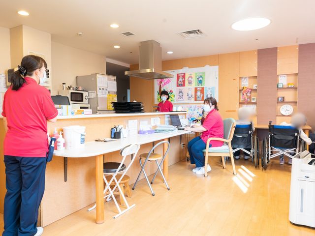 人として尊厳のある毎日を。個性や生活スタイルを尊重しつつ、豊富な医療的ケアにより健康を支援します。