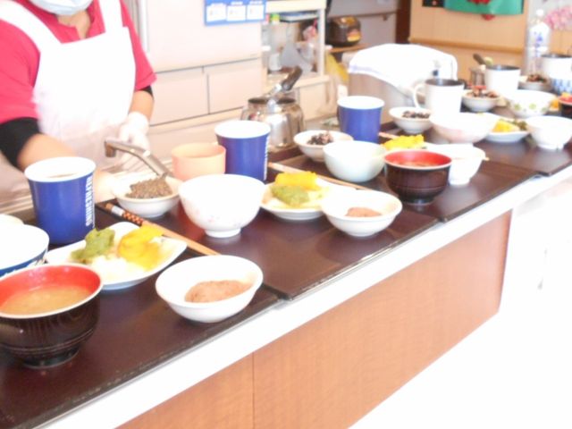 調理スペース キッチン 多様なメニューが並ぶ調理スペースです。栄養バランスを考慮した食事づくりに役立ちます。
