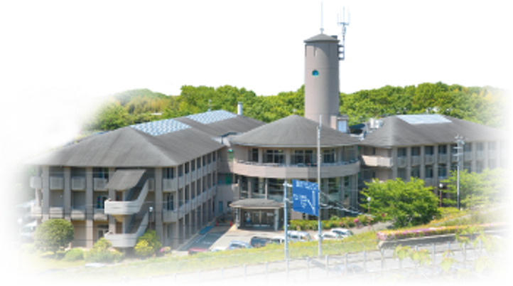 緑に囲まれた建物外観  