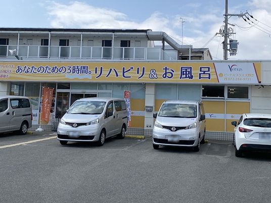 施設外観の建物前  