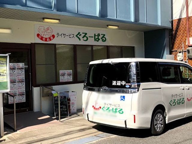 車が停まっている外観 外観 施設の入り口前に、訪問用の車両が待機しています。利用者の送迎がスムーズに行われている様子です。