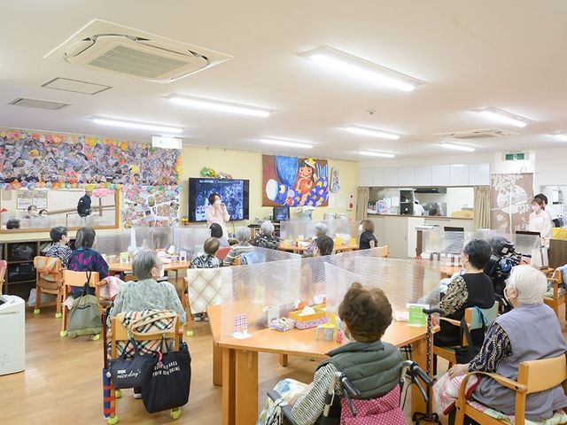 くつろぎのリビング リビング 明るいリビングでは、入居者同士がテレビを楽しんでいます。リラックスできる空間です。