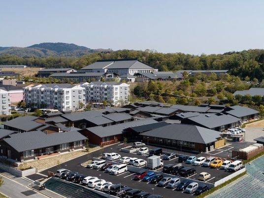 広い敷地の外観  