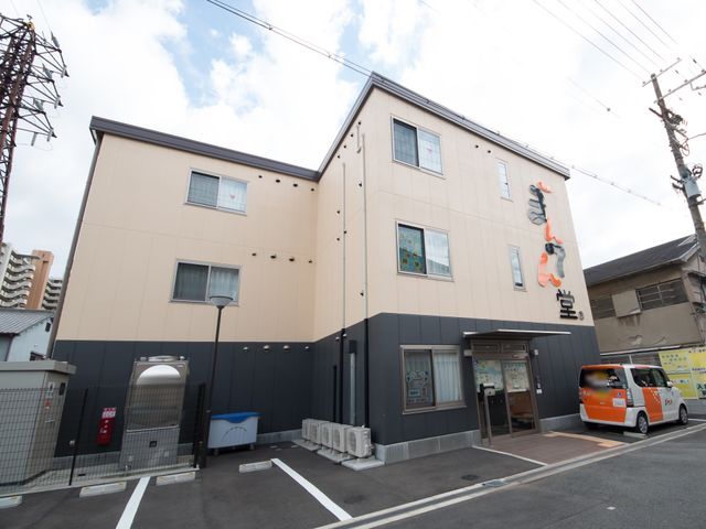 都市の建物外観 外観 都会の景観に溶け込む清潔感のあふれる建物です。利便性の高い立地で、毎日の通勤も快適です。