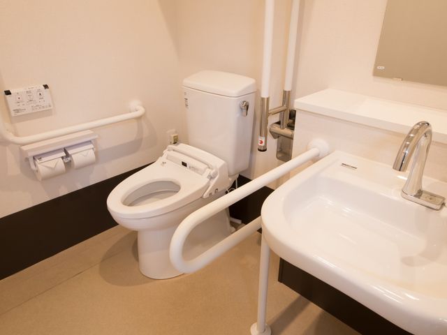 手すり付き洗面所とトイレ トイレ 使いやすさを追求したトイレ空間です。手すり完備で、日常の安全とサポートに配慮しています。