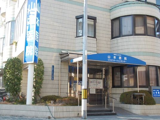 病院風の建物外観  