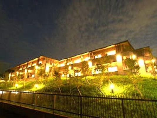 夜の施設外観  