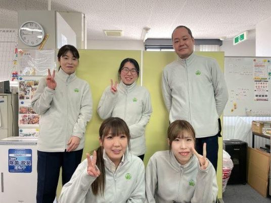 笑顔のスタッフが並ぶ休憩室  