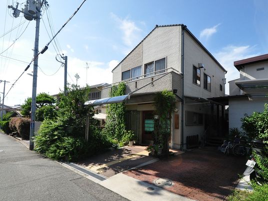 緑に囲まれた建物外観  