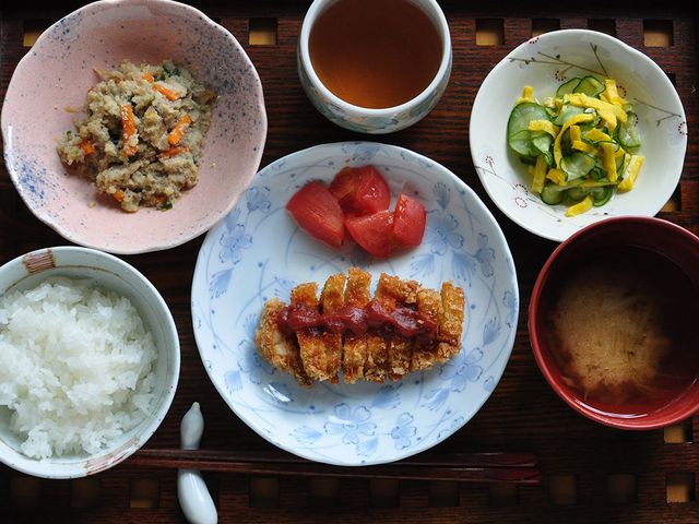 バランスの良い食事 食堂 栄養満点で彩り豊かな食事です。入居者の方々に美味しくバランスの取れたメニューを提供します。