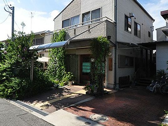 緑に囲まれた建物外観  