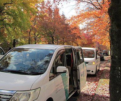 静かな秋の送迎車両