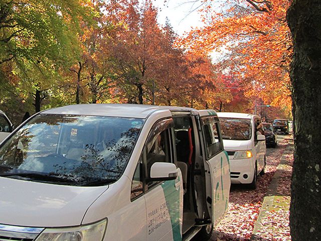静かな秋の送迎車両 外観 秋の木々が彩る中での送迎体験です。快適に働ける自然豊かな環境が魅力です。