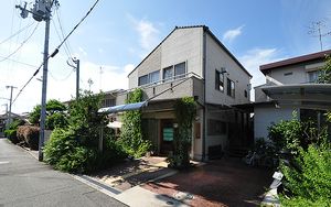 緑が多い外観