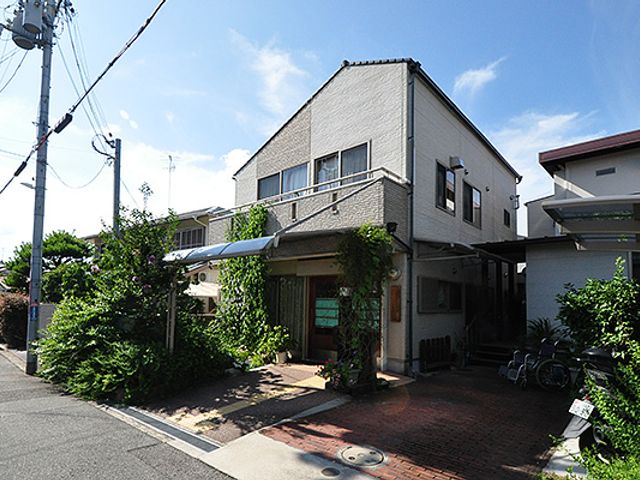 緑が多い外観 外観 緑豊かな建物は、穏やかな環境で落ち着いた雰囲気です。入居者に快適さを提供します。
