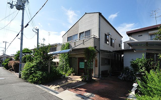 緑が多い外観