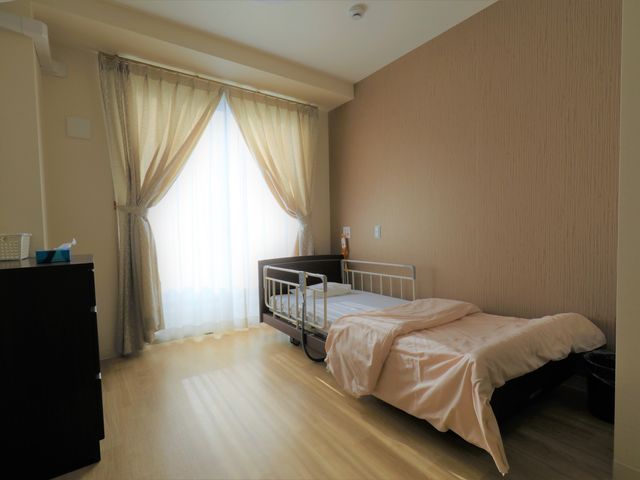 光が差し込む室内 居室 広々とした居室で、自然光がたっぷり入ります。落ち着いた雰囲気でゆったり安心できます。