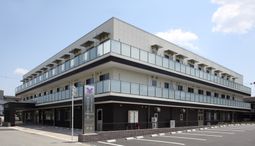 広々とした建物の外観  
