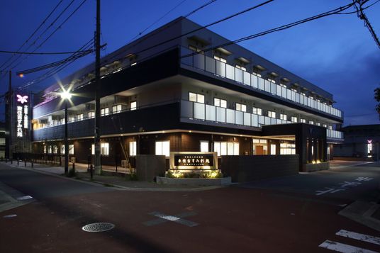 ライトアップされた建物外観