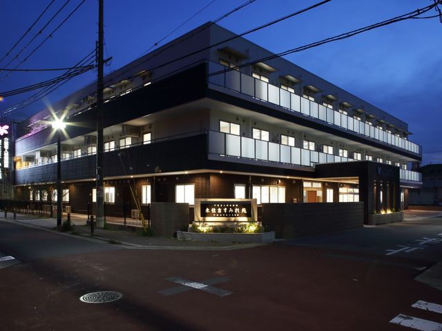 ライトアップされた建物外観 外観 夜間にライトアップされているため、訪れる人にも安心感を与える外観です。