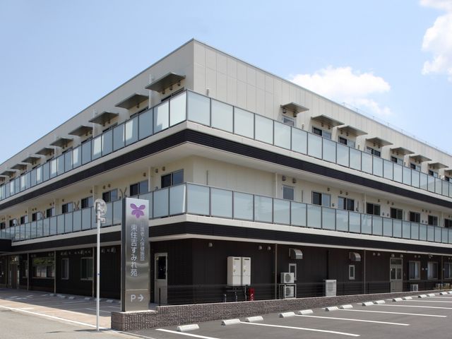 建物外観 外観 3階建ての建物は、モダンな雰囲気を醸し出しています。駐車場もしっかり整備されています。