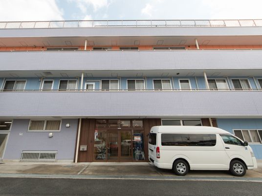 青い壁の建物エントランス