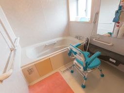 バリアフリーな浴室設備