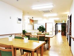 広々とした明るいダイニング
