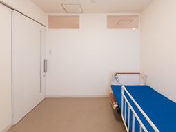 居室のベッドとドア