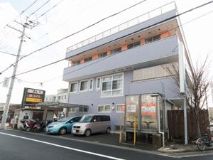 街中の建物の外観