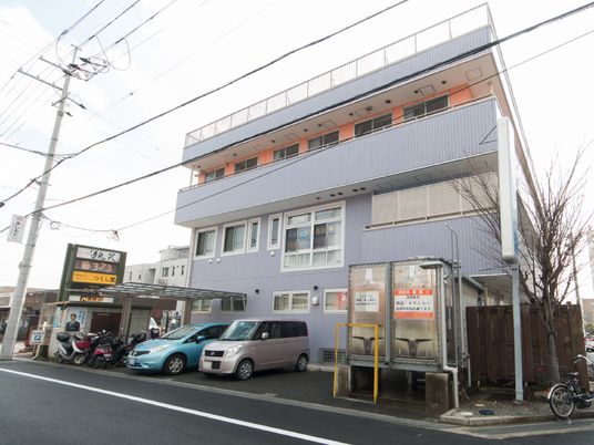 街中の建物の外観