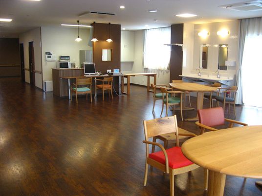 自然光が入る広々とした室内