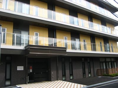 モダンな施設の外観