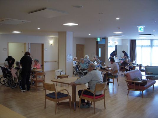 明るいラウンジ