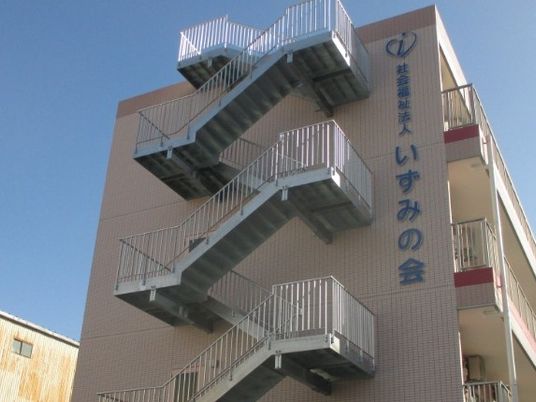 外階段の建物外観  