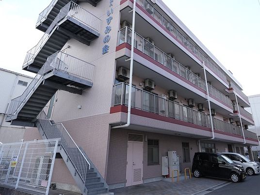 外観と階段の建物外観  