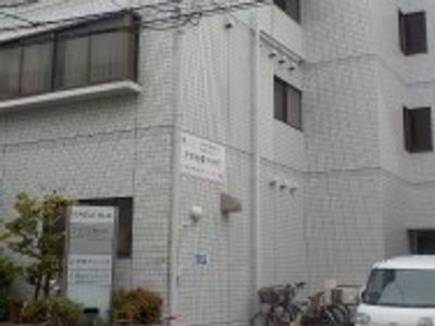 自転車が並ぶ外観